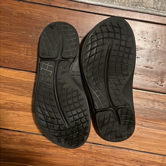 OOFOS. Black. Women 7/Men 5. Worn once. Excellent condition. Like new. - Picture 2 of 3